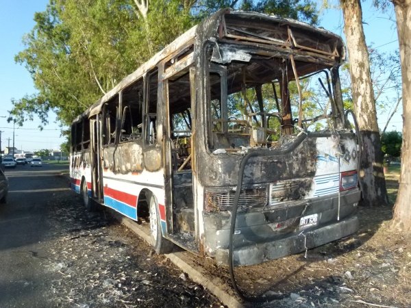 COOP 3 DE JULIO 80
VBJ 620. Fue incendiado por vandalos
Palabras clave: COOP 3 DE JULIO