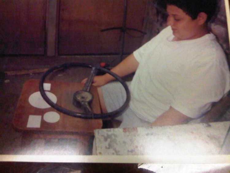 yo juan carlos cuando era un nino y soñaba con ser un chofer aki una de mis ocurrencias y mi mejor jugete
