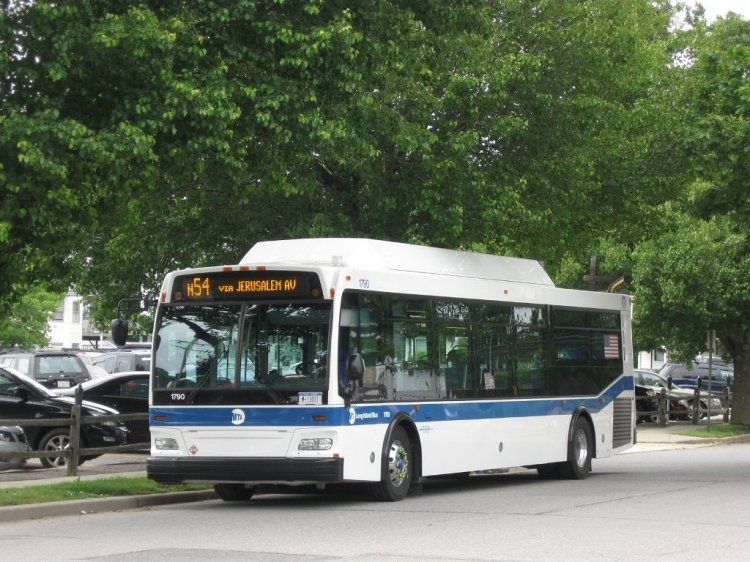 Orion (en U.S.A.) - este es uno de los nuevos buses de long island bus como veran son iguales a los de new york city esto es por la razon que todo pertenece a la MTA la empresa que controla el transporte en todo el estado de Nueva York
