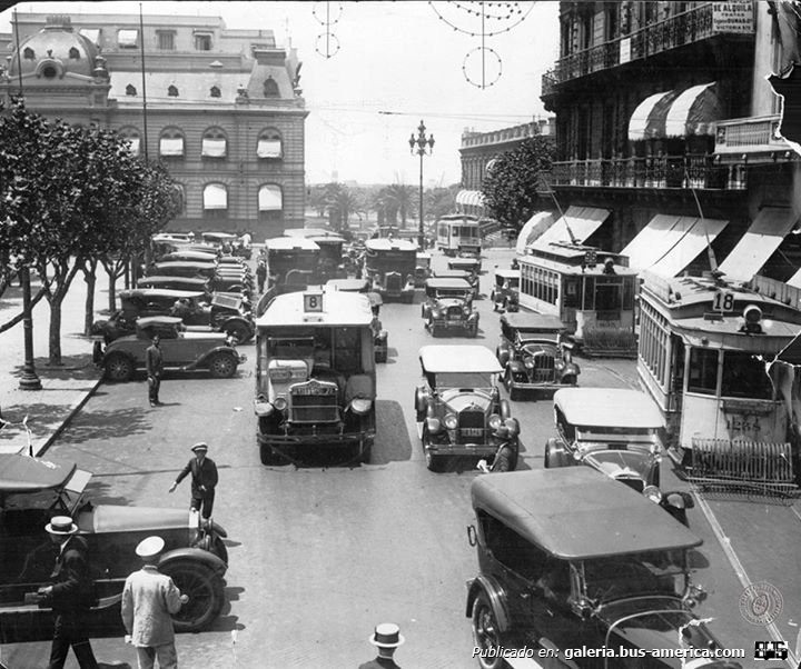 Mack - Daneri - Unión
Línea 8 (Buenos Aires)

Fotografia extraida del Archivo General de la Nacion. Plaza de Mayo. 1930
