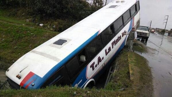 Volvo - Sudamericanas - T.A.L.P.
Línea 338 - Interno 131
Para los que querian ver el techo de estos coches. Se accidento hoy, en el Camino de Cintura. Foto de Twitter@alertatransito
