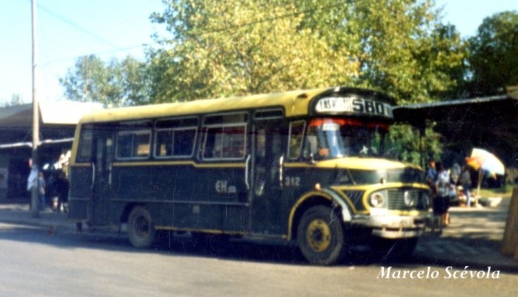 Mercedes-Benz LO 1114 - Alcorta - El Halcón 
Línea 580 - Interno 312
Este Alcorta fue uno de los doce coches con los que El Halcón se hizo cargo de la linea 580 alla por 1982. Con ellos se reemplazó a los doce Mercedes 911 de la anterior prestataria, la empresa DELFAS SRL. Sorprendió por lo moderno cuando recien llegado, pero para 1998, como se ve en la imagen, ya era algo anticuado.
