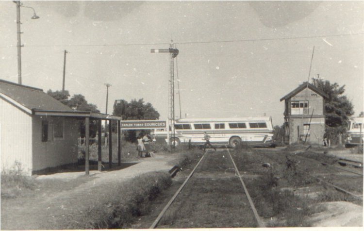 Expreso Buenos Aires
cruzando la barrera del Camino Gral. Belgrano en Souriguez. 
Foto: autor desconocido
