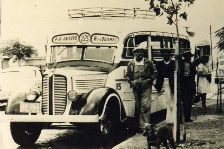 Dodge - Agosti - Micro Ómnibus Quilmes
69-264
Línea 225 (actual 85) - Interno 15
Foto: Archivo General de la Nación

Los invito a conocer la historia de esta carrocería en:
[url=https://www.bus-america.com/ARcarrocerias/Agosti/Agosti-histo.php]Historia de Carpitnería y Carrocería A. y C. Agosti[/url]
