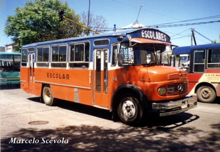 ex MOQSA
Esta unidad fue el interno 84 de Micro Omnibus Quilmes, numero que, como se ve, siguio utilizando como escolar. Fue unico en la empresa, no hubo otro igual.
Para consultar la historia de esta carrocería ver nota de Gustavo A. Del Manzo en [url=http://www.busarg.com.ar/simpla.htm]http://www.busarg.com.ar/simpla.htm[/url]
