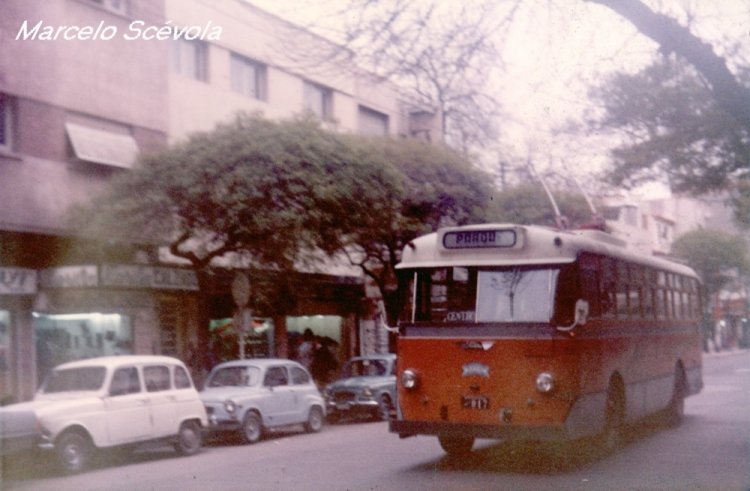 Tokyu Car MFG (en Argentina) - Trolebus mendocino
En 1985 todavia se podia dar una vuelta en estos historicos troles con su color naranja.
