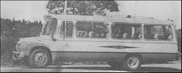 Turis Norte - Bedford
Fuente: http://www.halvear.com.ar/hotel/html/historia.html
"Con un Bedford modelo ´62 (el primero que se lanzó al mercado) Eleodoro Tántera comenzó a ampliar la capacidad de sus vehículos de turismo. Tan buen resultado dieron éstos ómnibus, que la empresa llegó a tener cuatro en servicio. Estas unidades salían de fábrica con los primeros chasis de ómnibus, pero en los talleres de Turis Norte recibían todo el tratamiento y reformas necesarias para adecuarlos al sistema panorámico utilizado por la empresa (foto tomada camina a Tanti, en la zona de Villa del Lago)."
