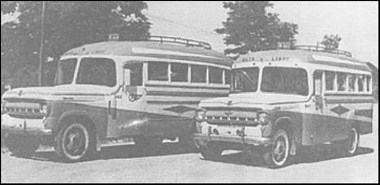 Turis Norte - Ford
Fuente: http://www.halvear.com.ar/hotel/html/historia.html
"Dos unidades Ford ´46 de origen francés y con motor V8, cuyos parabrisas y ventanillas fueron reformados en los talleres propios de Turis Norte porque ninguna empresa del ramo tenía este tipo de vidrios panorámicos. Los vidrios se moldearon con una plantilla que era propiedad de un italiano que trabajaba en la Fábrica Militar de Aviones (FaViCur, Fábrica de Vidrios Curvados) y fueron los primeros que aparecieron en el mercado, revolucionando una manera de ver el servicio de transporte para turismo."
