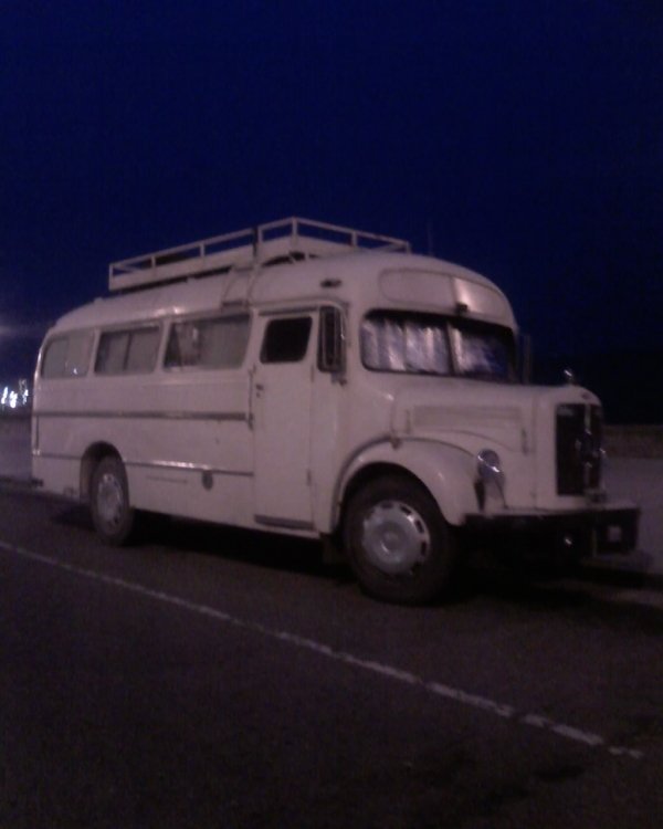 Antiquisimo motorhome
pequeño colectivo muy original, convertido en motorhome
