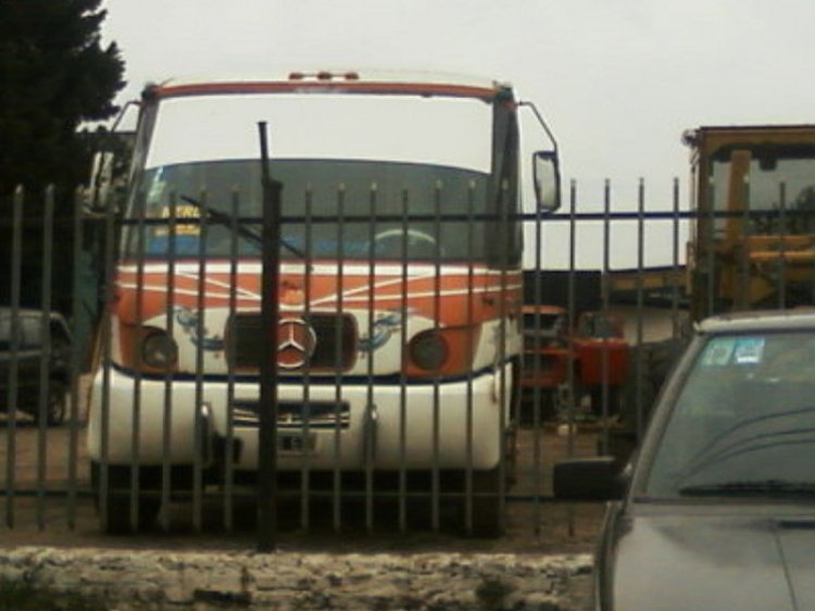 extraño 1114 recarrozado
este 1114 parece tener la carroceria que usa la policia bonaerence en los iveco 
