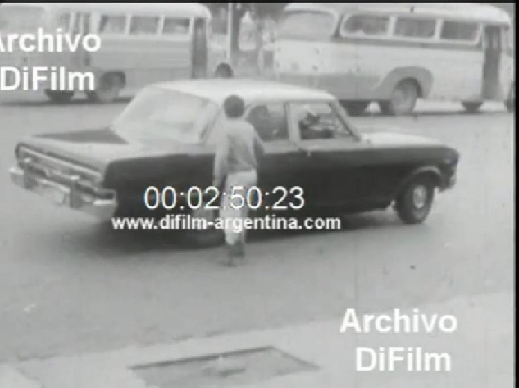 ARCHIVO DI FILM 
Camarografo: ¿?
Archivo: Difilm , en youtube.com

[Datos de izquierda a derecha]
