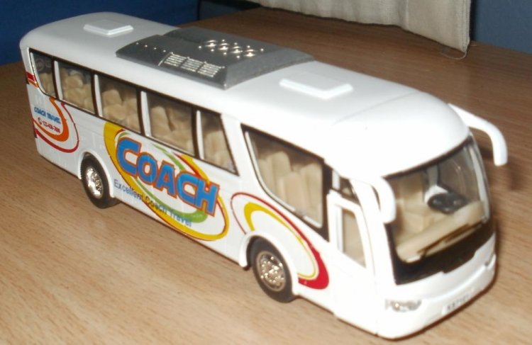 Kinsfun (En Colombia) - Irizar Century [Réplica]
Réplica ¿con licencia?. Es muy similar al coche real, pero en ningún lado dice Irizar. Tiene hasta los faros iguales. Más detalles googleando "Kinsfun Irizar"
Palabras clave: Kinsfun (En Colombia) - Irizar Century [Réplica]
