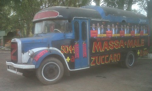 Mercedes-Benz LO 911 - San Juan  - "El Malemovil"
http://galeria.bus-america.com/displayimage.php?pos=-17946

Asi apodaron a este simpatico convencional que anda por Pilar "haciendo campaña". 
Imagén: Diario Pilar Regional
Palabras clave: Convencional Pilar