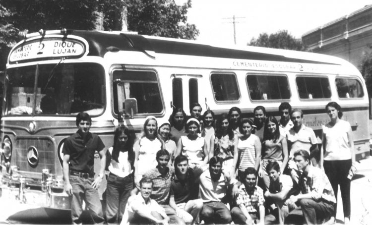Mercedes-Benz OP 312 - El Halcón
Línea 2 (Luego 222 y actualmente 291). 
En la 11º Promoción de peritos mercantiles del Instituto Secundario General Belgrano (Escobar). 
Imagen de Alicia Susana Baigorria.
Extraída de: facebook "Fotos viejas de Escobar"
