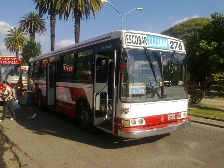 Mercedes-Benz 1621 - Marcopolo - Cia. La Isleña S.R.L.
BKP 403
Línea 276 - Interno 49
Un Marcopolo puerta al medio de La Isleña, descargando pasajeros en la Est. General Rodriguez. 
Palabras clave: Isleña Escobar Pilar Lujan