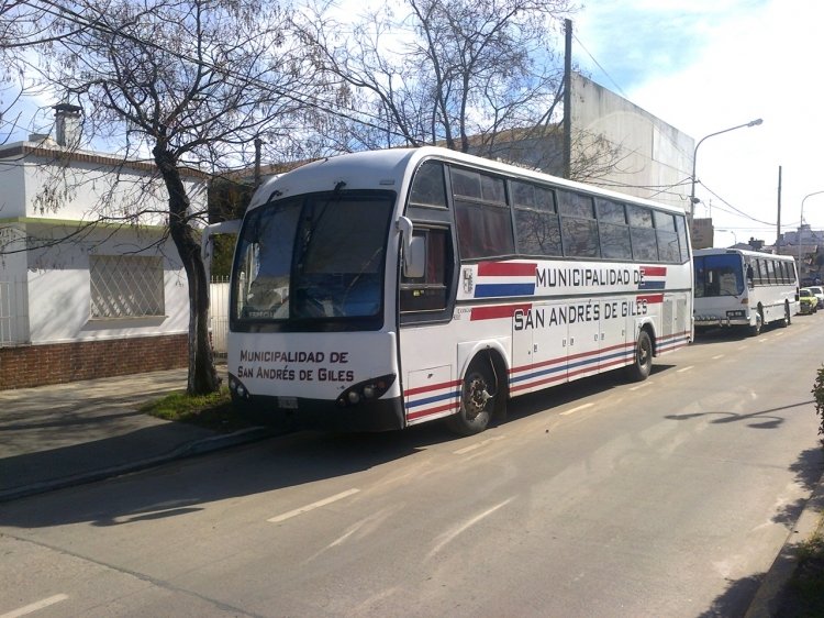Mercedes-Benz OH 1420 - Saldivia -  Municipalidad de S.A. de Giles
Coche del Municipio de San Andrés de Giles estacionado a metros del Club Sportivo Pilar
Palabras clave: S.A. de Giles Municipalidad