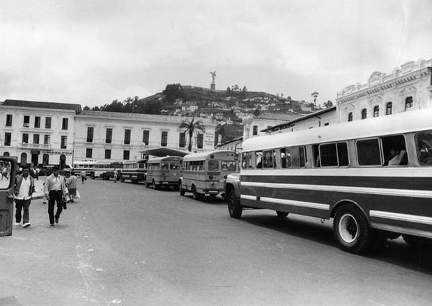 Buses Del Recuerdo de Quito 
Varias Unidades de Servicio de Transporte de Quito
Carrocerias Thomas, Superior
Centro de Quito  Año 1975
Fotografia: Diario El Comercio
Palabras clave: Buses Del Recuerdo de Quito 