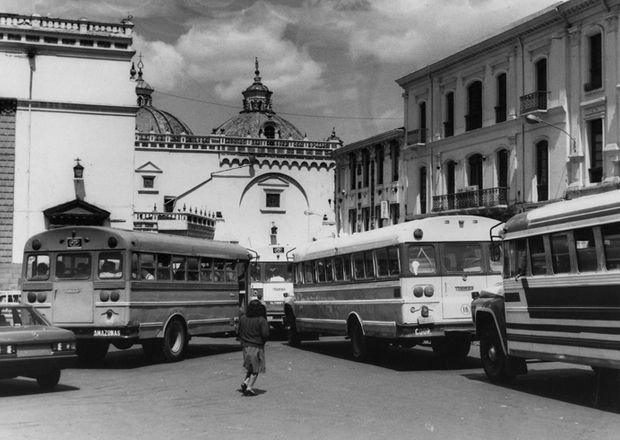 Buses Del Recuerdo de Quito
Buses antiguos de Quito
Sector Plaza de Santo Domingo
AÑO  1985
FOTOGRAFIA DIARIO EL COMERCIO
Palabras clave: Buses Del Recuerdo de Quito