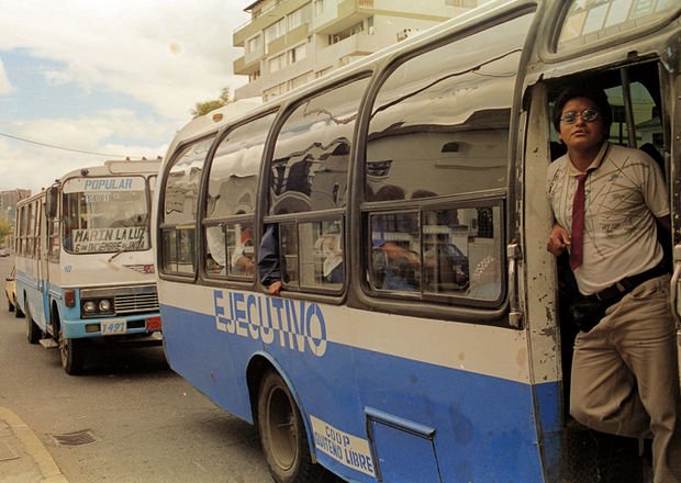 Buses Del Recuerdo de Quito
ADELANTE: Hino FD Carroceria Olimpica Tipo Bala Coop Quiteño Libre
ATRAS: Hino KY Carroceria  ¿ ? Coop Reino de Quito
AÑO 1999
FOTOGRAFIA DIARIO EL COMERCIO
Palabras clave: Buses Del Recuerdo de Quito