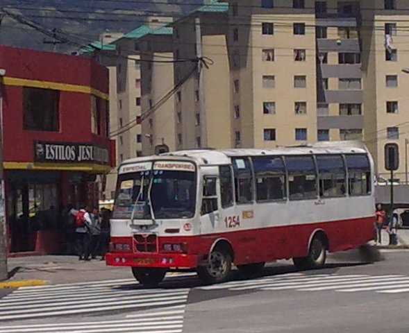 Hino FD Varma
Estos son los buses que les decia que en sus tiempos eran Trans Esmeraldas luego de los Buss Bala Olimpica. Hasta Ahora aguantan estos...
No se ve muy bien la foto pero bueno ojala pueda conseguir otrita mejor..
Palabras clave: Hino FD Varma