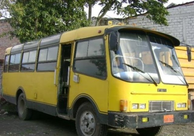 ISUZU 2400
Un bus ya antiguo concarroceria modificada parece por lo que se puede observar .. tiene el frente de Carroceria Andina .... ??
Palabras clave: ISUZU 2400