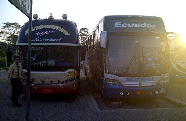 Scania K - Busscar Jum Buss 360 (en Ecuador) - Trans. Ecuador  &  Young Man (en Ecuador) - Panamericana
Que Diferencia
IZQUIERDA : YOUNG MAN PANAMERICANA MOVIL 220
DERECHA: SCANIA BUSSCAR TANSPORTES ECUADOR MOVIL 46
[Datos de izquierda a derecha]
Palabras clave: Que Diferencia