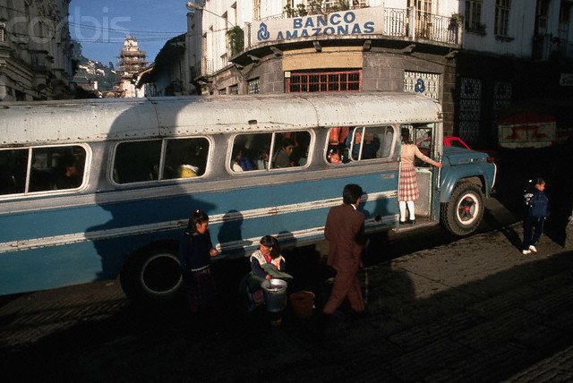 Ford 700 Carroceria Thomas
Bus de Servicio Popular en Quito
Año 95
Foto tomada de 
WWW.SCORBIS.COM
Palabras clave: Bus Ecuador Ecuadorians Few Hispanics Latin America Motor vehicle Pedestrian People Pichincha Province Quito South America South Americans Town scenes Transportation Vehicle