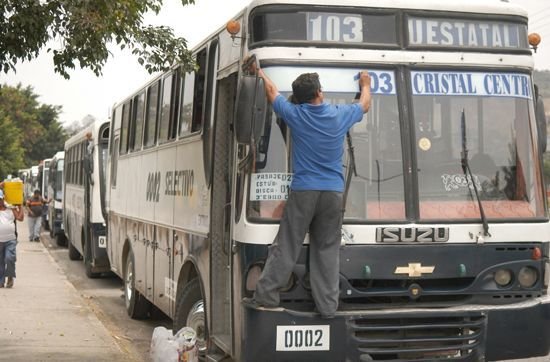 Isuzu (en Ecuador) - Buses Antiguos en Quito
GJN387 IZQUIERDA: Isuzu Carroceria Desconocida
DERECHA: Hino Fd 98 Carroceria Desconocida
Palabras clave: Buses Antiguos en Quito