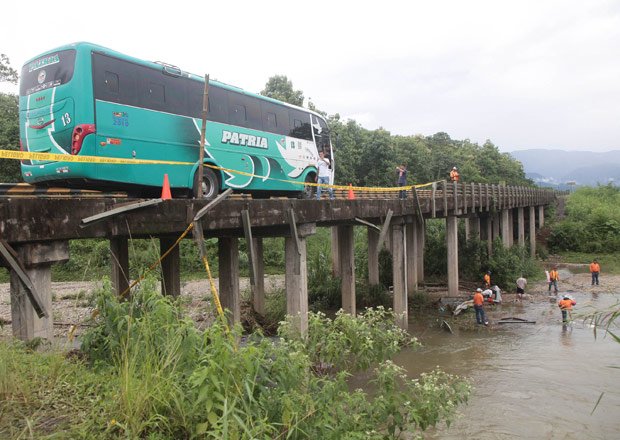 HINO FG CARROCERÍA MEGABUSS
Este es el puente donde ocurrió el accidente de la Flota Pelileo
Palabras clave: HINO FG CARROCERÍA MEGABUSS