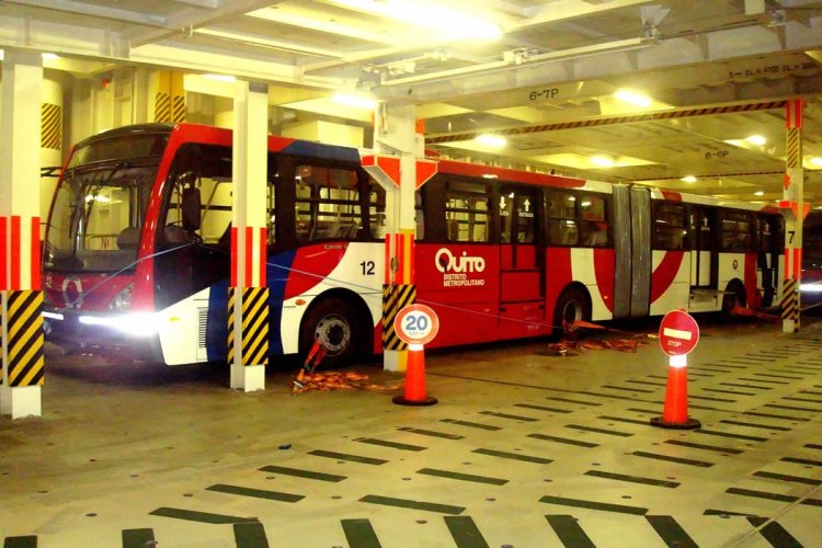 Volvo B12M Articulado - Carroceria CAIO Millenium (en Ecuador)
Autobus Corredor Sur Oriental Quito

Foto: Vicente Robalino, Agente de noticias Quito
Palabras clave: Volvo B12M Articulado Carroceria CAIO