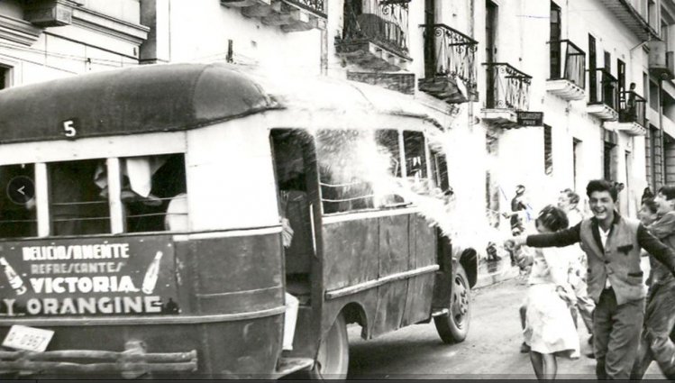 ¿ Chasis Ford ? Carroceria Desconocida
Quito en el año 1952 festejando el carnaval
Fotografia tomada del Diario Ultimas Noticias
Carnaval  del Pasado
Palabras clave: ¿ Chasis Ford ? Carroceria Desconocida