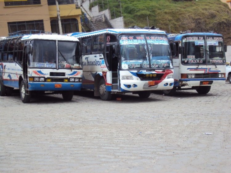 Buses Coop San Francisco
Tres buses de la coop San Francisco (Azogues)
Palabras clave: Buses Coop San Francisco