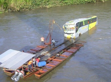 Bus resbala al rio de Gabarra
Fotografía Extraida de : Pagina web Radio Colosal
Esta unidad de Centinela del Oriente resbalo de la gabarra al rio Pastaza  al cruzar a Palora.

Palabras clave: Bus resbala al rio de Gabarra