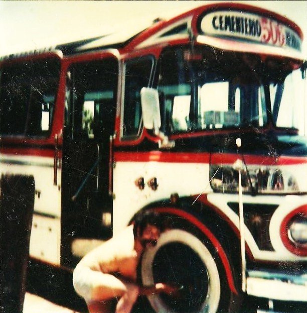 mi tio pintando las bandas en la puerta de su casa
