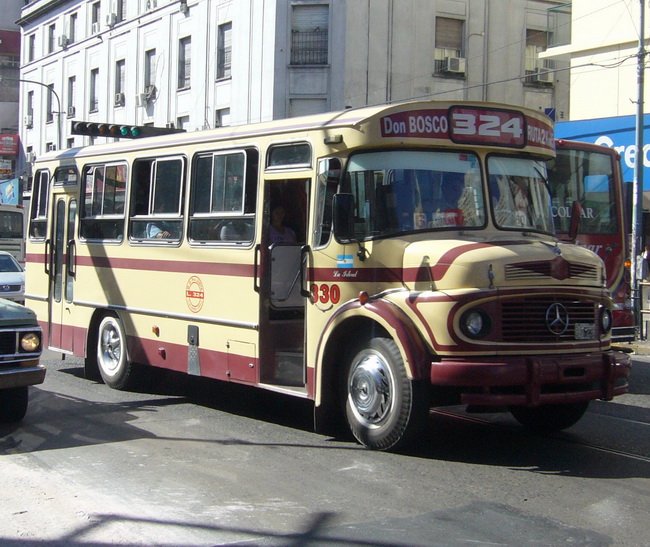 Mercedes Benz 1114 - Acoplat - M.O.Pra. Junta
Un Acoplat que siempre me mantuvo engañado conque era La Favorita....
B.2238936 - RBU 238
Para ver información sobre esta carrocería se puede consultar la nota de Gustavo Del Manzo en
http://www.busarg.com.ar/may08_acoplat.htm
(en la imagen la 4ª unidad sobre M.Benz 1114) 
