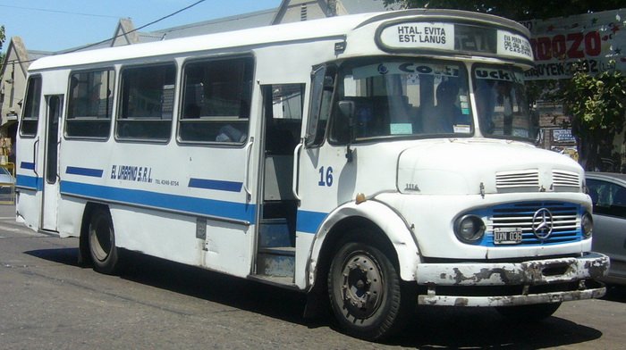 Mercedes-Benz 1114 - Fram - El Urbano
B.2212340 - UXN036
Una linda inc�gnita. Por esa viserita sobre la bandera, me inclino por Simpla. Que opinan ustedes???
