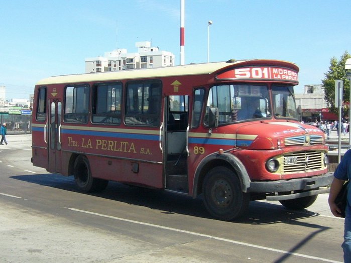 Mercedes-Benz LO 1114 - Simpla - La Perlita
B.1951270 - WYB 735

Un Simpla por la zona Oeste.
Carroceria un tanto rara si las hay.
Para consultar la historia de esta carrocería ver nota de Gustavo A. Del Manzo en [url=http://www.busarg.com.ar/simpla.htm]http://www.busarg.com.ar/simpla.htm[/url]
