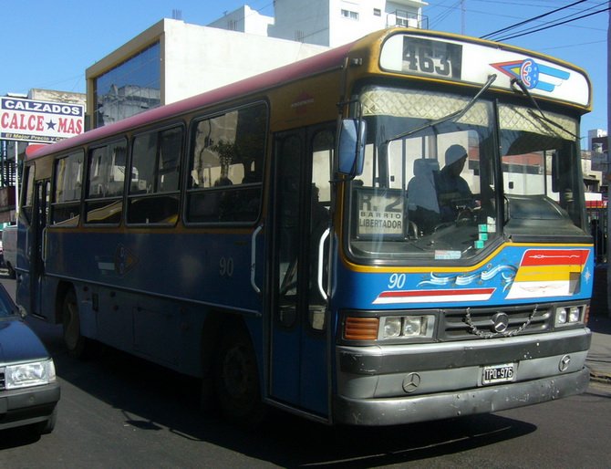 Mercedes-Benz OF 1214 - Emp. Del Oeste - Emp. Del Oeste
B.2323988 - TPQ976
Carroceria propia???????
"Este coche fue recarrozado por gente de Peveri en los talleres de Empresa del Oeste. Se quemó siendo interno 111 de EDO, y siendo el unico BUS OF 1214 que tuvo."
