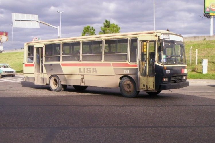 Mercedes-Benz OF 1214 - BUS - LISA
Bus de la fenecida Lisa. De chasis largo.
