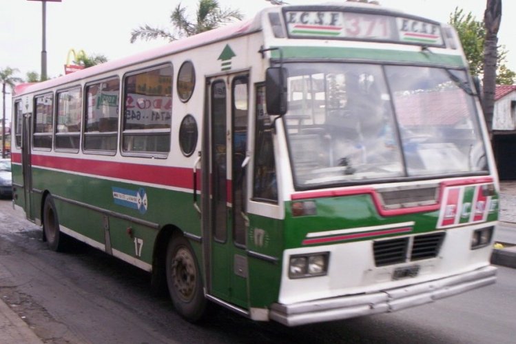 Mercedes-Benz - OF 1215 - San Miguel
El defenestrado SM XXI con su versión mas fea.....la de los ojos de buey, encima, descentrados....
