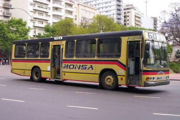 Mercedes Benz OH1621L - Marcopolo - MONSA
Sore chasis largo, puerta central con una compensadora a cada lado.
Palabras clave: 1621 Marcopolo MONSA