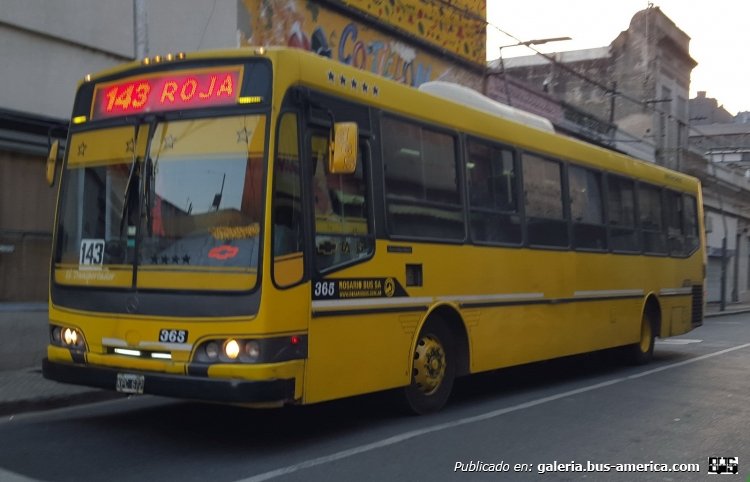 Mercedes-Benz O-500 U - Nuovobus - Rosario Bus 
Línea 143 Roja - Interno 365
Otra rareza. Un coche con un discreto fileteado, al rededor de los pasarruedas y también en la parte trasera.
