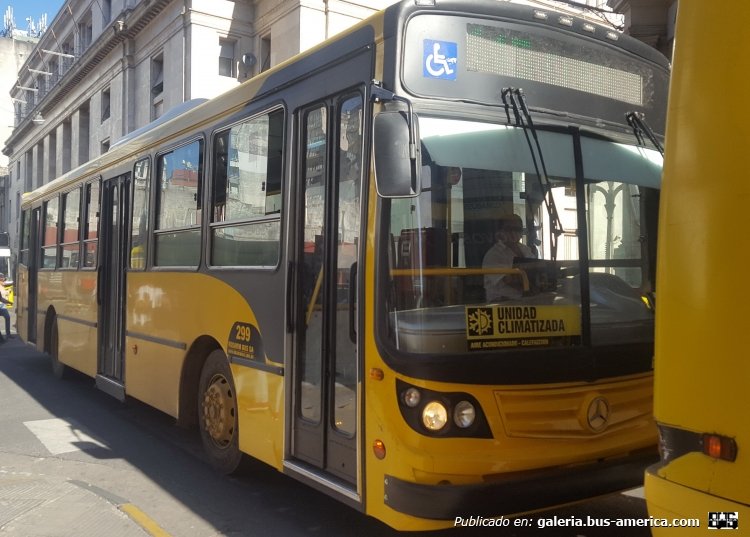 Mercedes-Benz O-500 U - La Favorita Favorito GR - Rosario Bus
Línea 145 (Rosario), interno 299

Otro de los reformados a piso bajo, con un dudoso (?) corte de pintura. De estos coches, que son mas de 20, no hay uno igual a otro....

