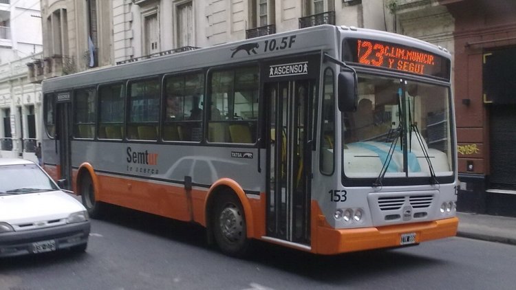 Tatsa Puma D10.5F - Tatsa - Semtur
Uno de los 13 Tatsa Puma D10.5F (si...lamentablemente F) que adquirió la Semtur en estos últimos tiempos. Como seña particular, éstos coches carecen de luneta, por ese motivo no fueron aprobados por el ente fiscalizador rosarino. Es loco que al ser una empresa municipal no cumpla las normas mínimas que ella misma dicta......Ahora a algunos coches le empezaron a "abrir" la luneta.
Palabras clave: Tatsa Puma Semtur