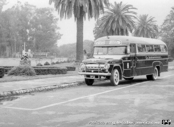 Ford (F.M.C.) - El Indio - La Independencia S.A.
Líneas 175 (luego 365) y 203 - Interno 17
Coche 17 en ablande por San Juan

Fotografía: Marcelo Semino
