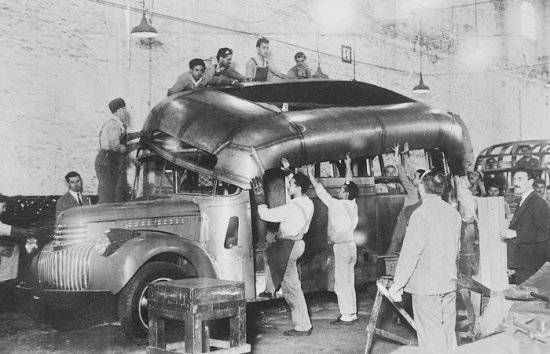 Chevrolet (G.M.C.) 1946 - Costa Rica - C.T.C.B.A.
Armado de una carrocería Costa Rica -Archivo Motorpress Argentina
