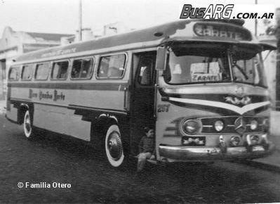 Mercedes-Benz O-321 HL - Decaroli Hnos - M.O.N.S.A.
Línea 60 - Interno 257

Fotografía: Familia Otero
Extraída de BusARG
