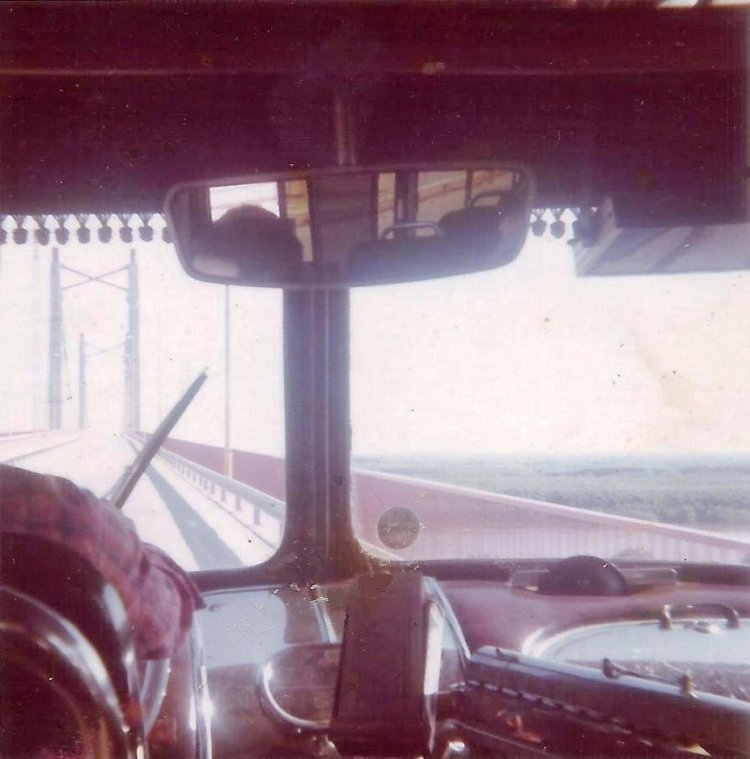 Pasando sobre el Paraná de las Palmas cuando el puente era nuevo.
Interior del 122 de La Independencia.
(Vista interior de la unidad)
