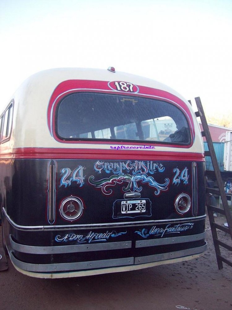 MI 187-24
C.231650 - VTP 265
Estrenando filetes y numero de interno
Palabras clave: VIEJAS