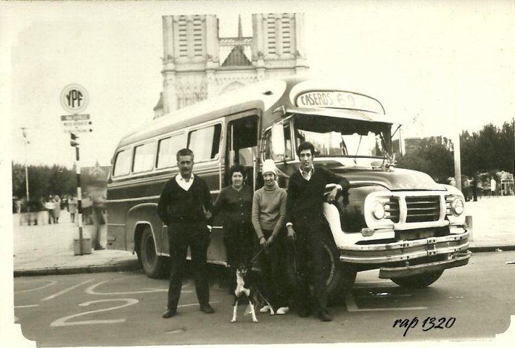 Bedford J6LZ1 - Vaccaro - LPGB
Línea 69 (Buenos Aires), intero 144

Fotografía: Miguel Angel Perez alias Huevo [derecha], hermana y padres
Palabras clave: VIEJAS
